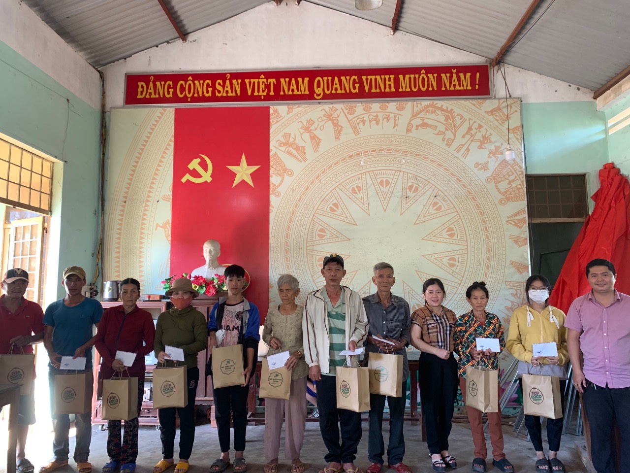 Đại diện Công ty TNHH Mỹ Phương Food trao quà cho các gia đình có hoàn cảnh khó khăn trên địa bàn Phường Hoài Thanh Tây - Thị xã Hoài Nhơn – Bình Định