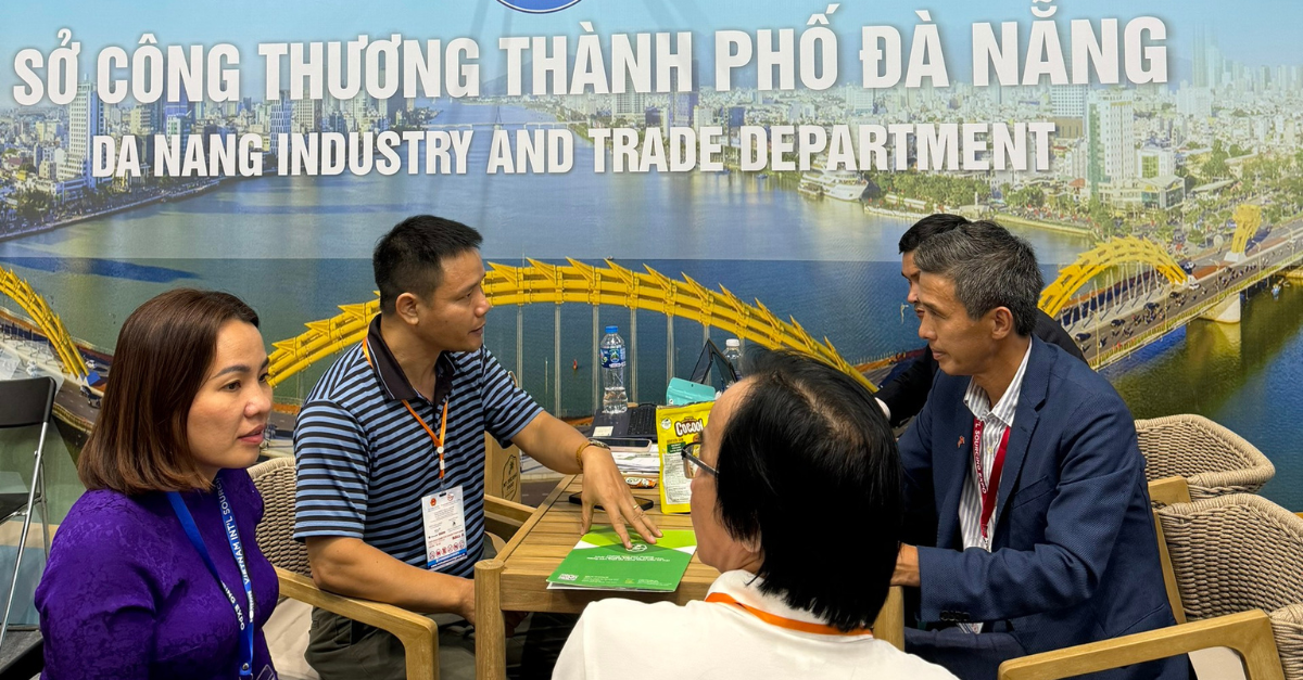 Banh_dua_nuong_Topcoco_thu_hut_nhieu_nha_mua_hang_tai_Vietnam_International_Sourcing_Expo_2024