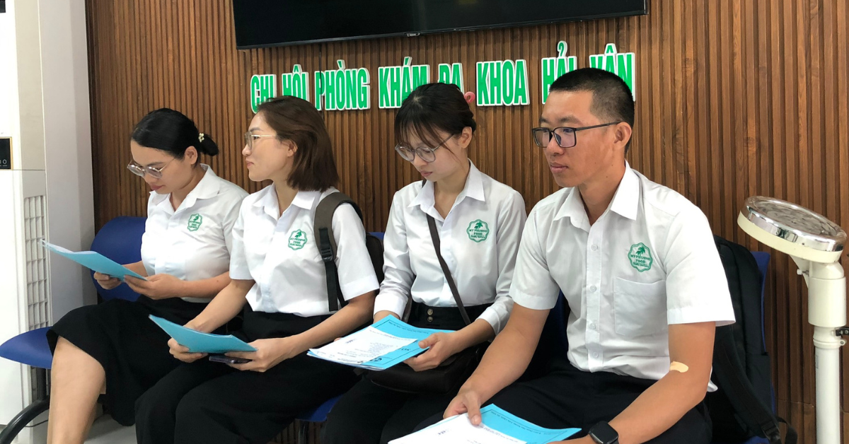 can-bo-nhan-vien-cho-den-luot-tham-kham-tai-benh-vien