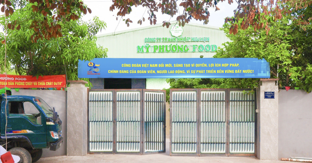 Hoat_dong_tuyen_truyen_ve_ky_niem_95_nam_ngay_thanh_lap_Cong_doan_Viet_Nam_o_cong_ra_vao_cua_cong_doan_co_so_My_Phuong_Food