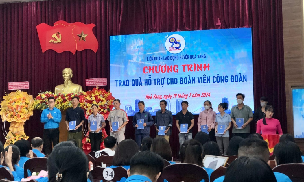 Trao_qua_ho_tro_cho_Doan_vien_Cong_doan_co_hoan_canh_kho_khan
