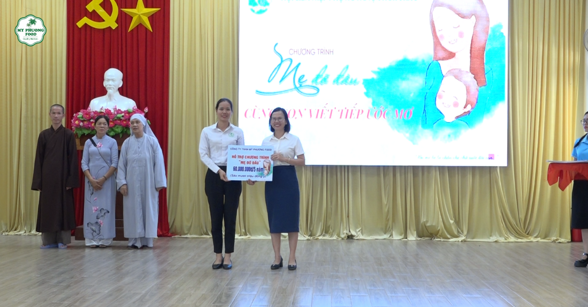 dai-dien-my-phuong-food-trao-qua-ho-tro-chuong-trinh-me-do-dau