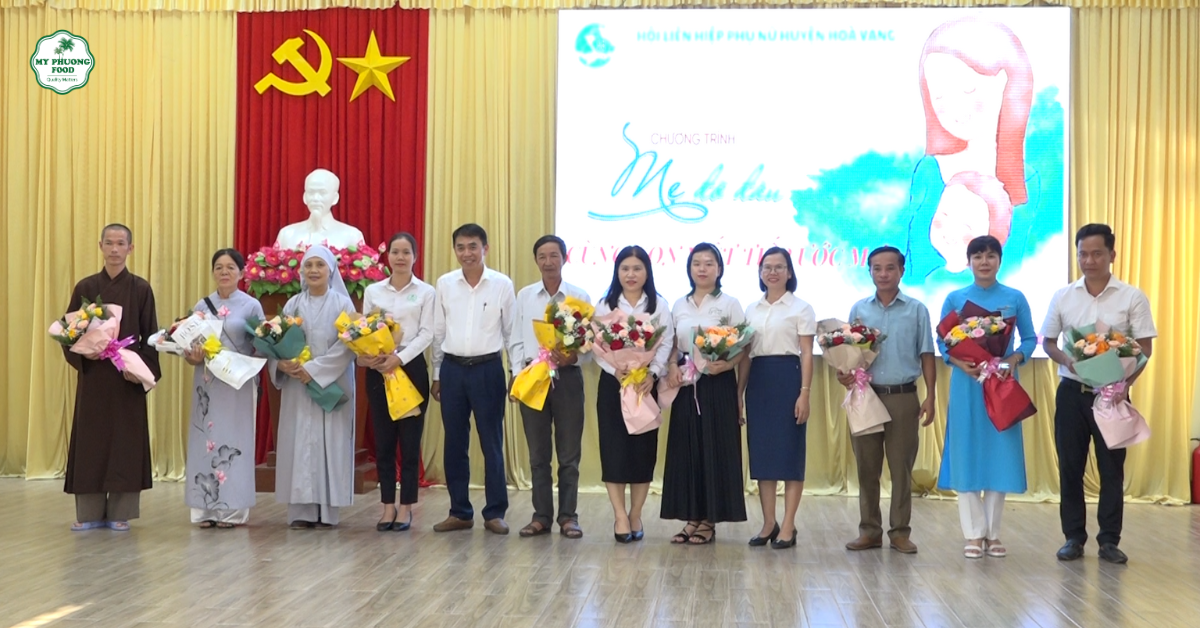 pho-bi-thu-thuong-truc-huyen-uy-tang-hoa-ca-nhan-to-chuc-dong-hanh-chuong-trinh-me-do-dau