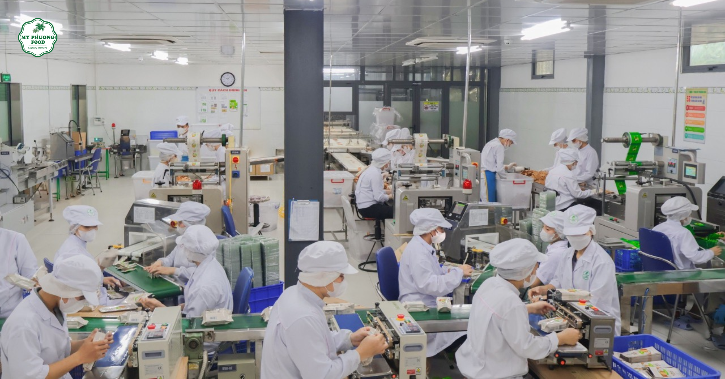 khach-hang-kiem-tra-day-chuyen-san-xuat-tai-nha-may