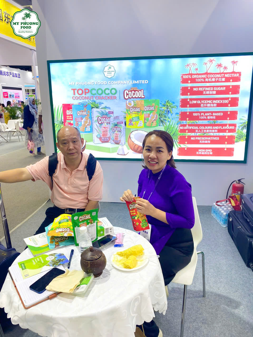 Sản-phẩm-Bánh-dừa-nướng-Cocolsnack- được-khách-hàng-quan-tâm-tại Food2china expo 2024