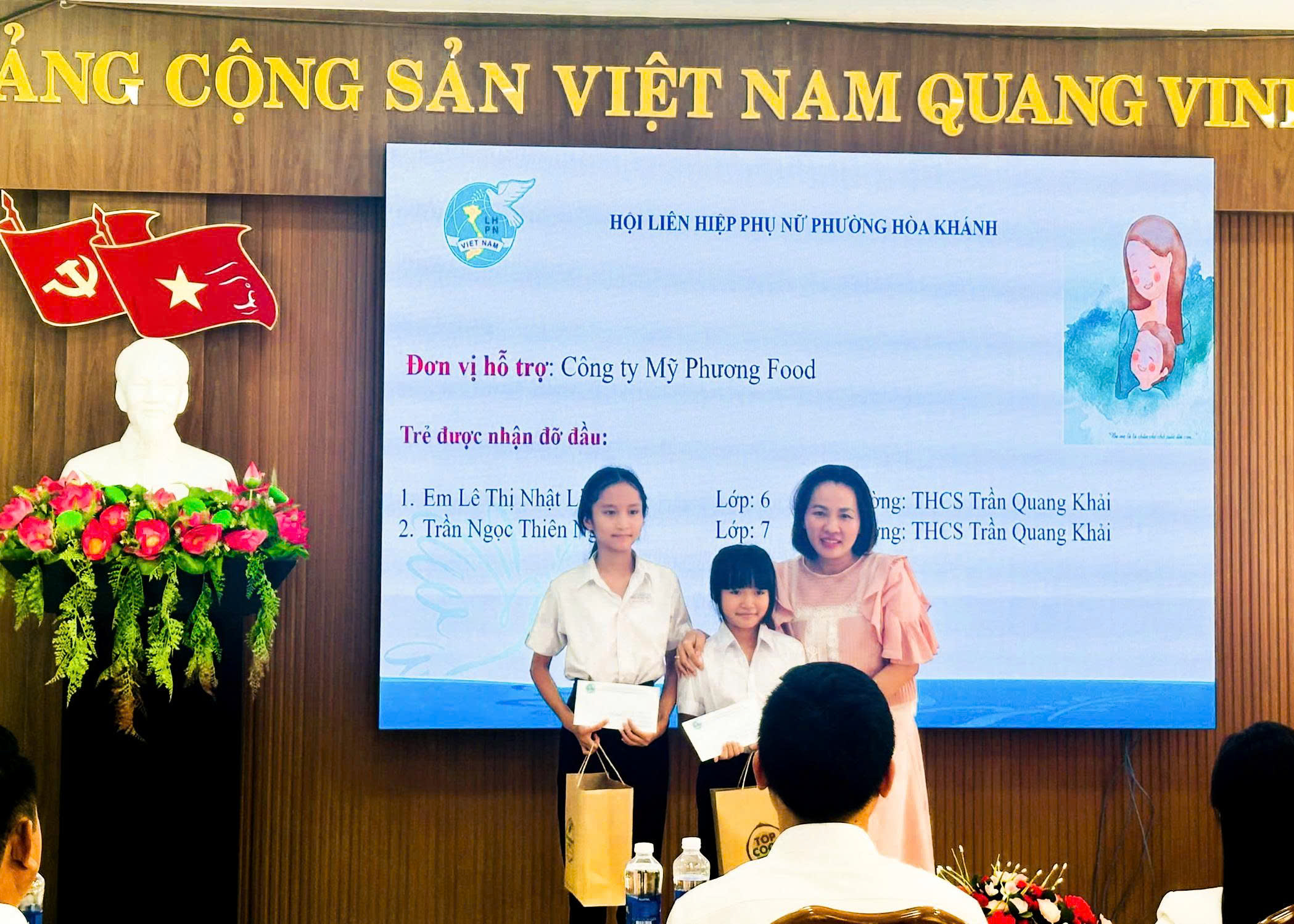 banh-dua-nuong-my-phuong-food-dac-san-da-nang-trao-qua-cho-cac-em-nho-do-cong-ty-nhan-do-dau