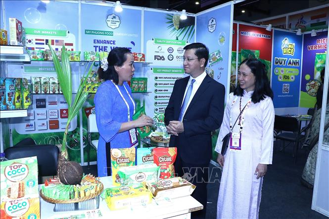 Dai-su-Viet-Nam-tai-An-Do-Nguyen-Thanh-Hai-tham-quan-gian-hang-Banh-dua-nuong-My-Phuong-Food