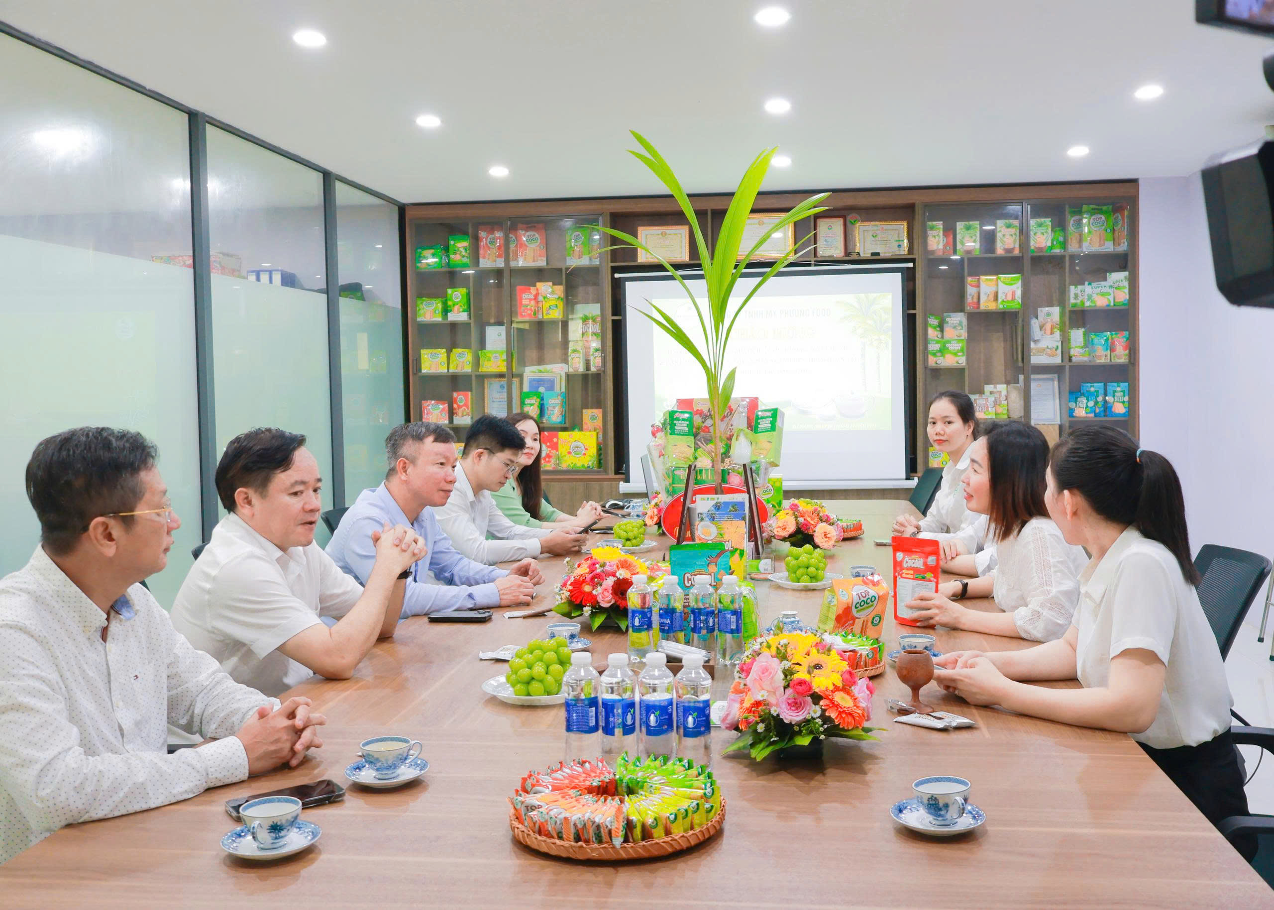 dong-chi-huynh-anh-vu-chu-tich-ubnd-phuong-hoa-khanh-cung-dai-dien-ban-lanh-dao-cac-ban-nganh-lien-quan-gui-loi-chuc-mung-den-ban-lanh-dao-my-phuong-food