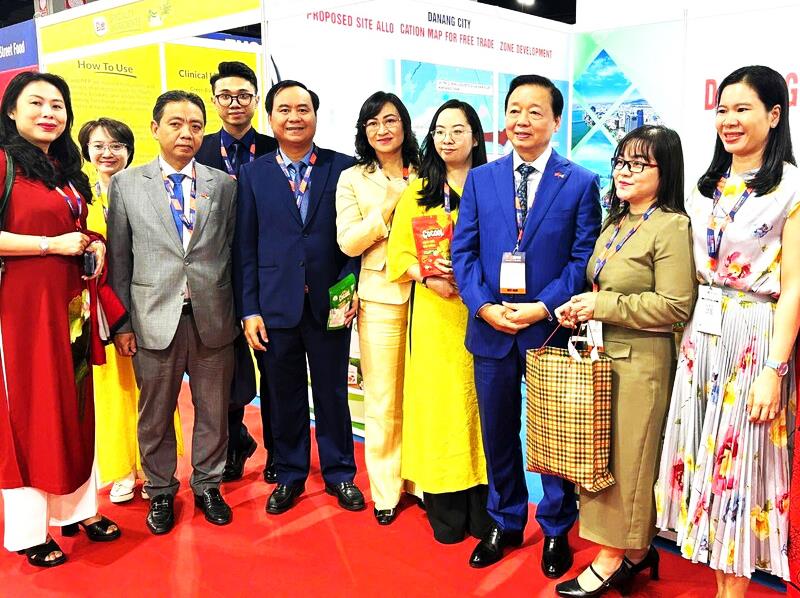 PHO-THU-TUONG-CHINH-PHU-TRAN-HONG-HA-THAM-QUAN-VA-CHUP-ANH-LUU-NIEM-TAI-GIAN-HANG-DOANH-NGHIEP-DA-NANG-O-HOI-CHO-TRIEN-LAM-QUOC-TE-HALAL-TAI-MALAYSIA-NAM-2025