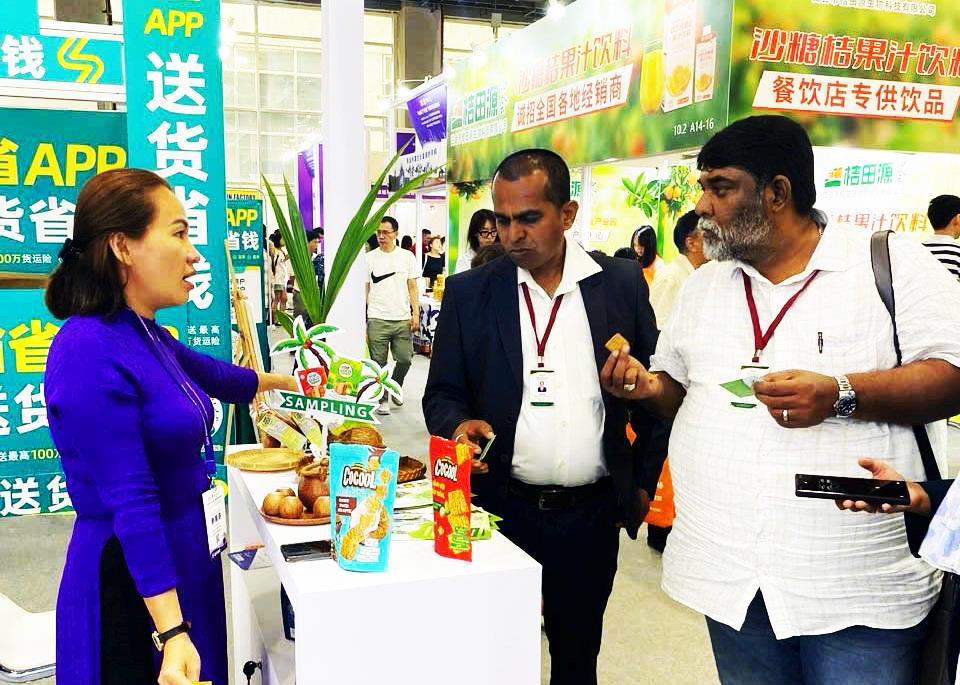 CAC-KHACH-HANG-AN-DO-THAM-QUAN-VA-TIM-HIEU-SAN-PHAM-BANH-DUA-NUONG-CUA-CONG-TY-TNHH-MTV-MY-PHUONG-FOOD