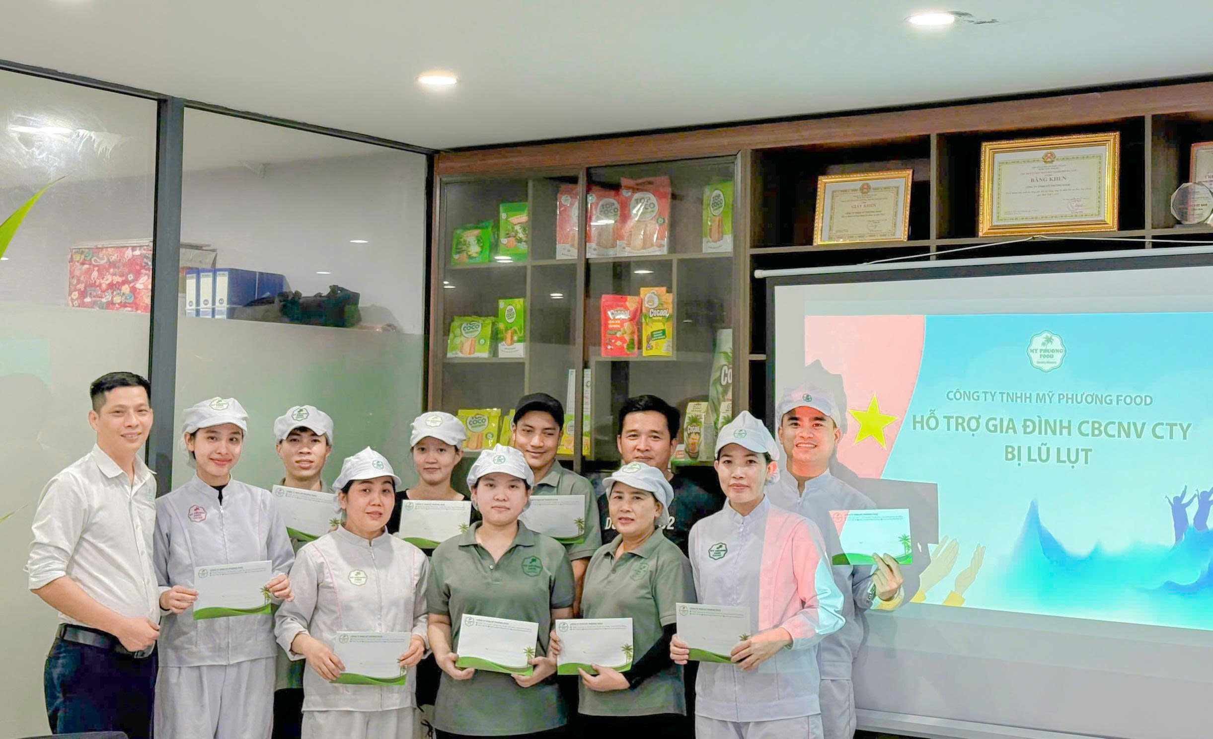 Dai dien Ban lanh dao Cong ty My Phuong Food trao qua truc tiep cho gia dinh CBCNV chiu anh huong nang cua lu